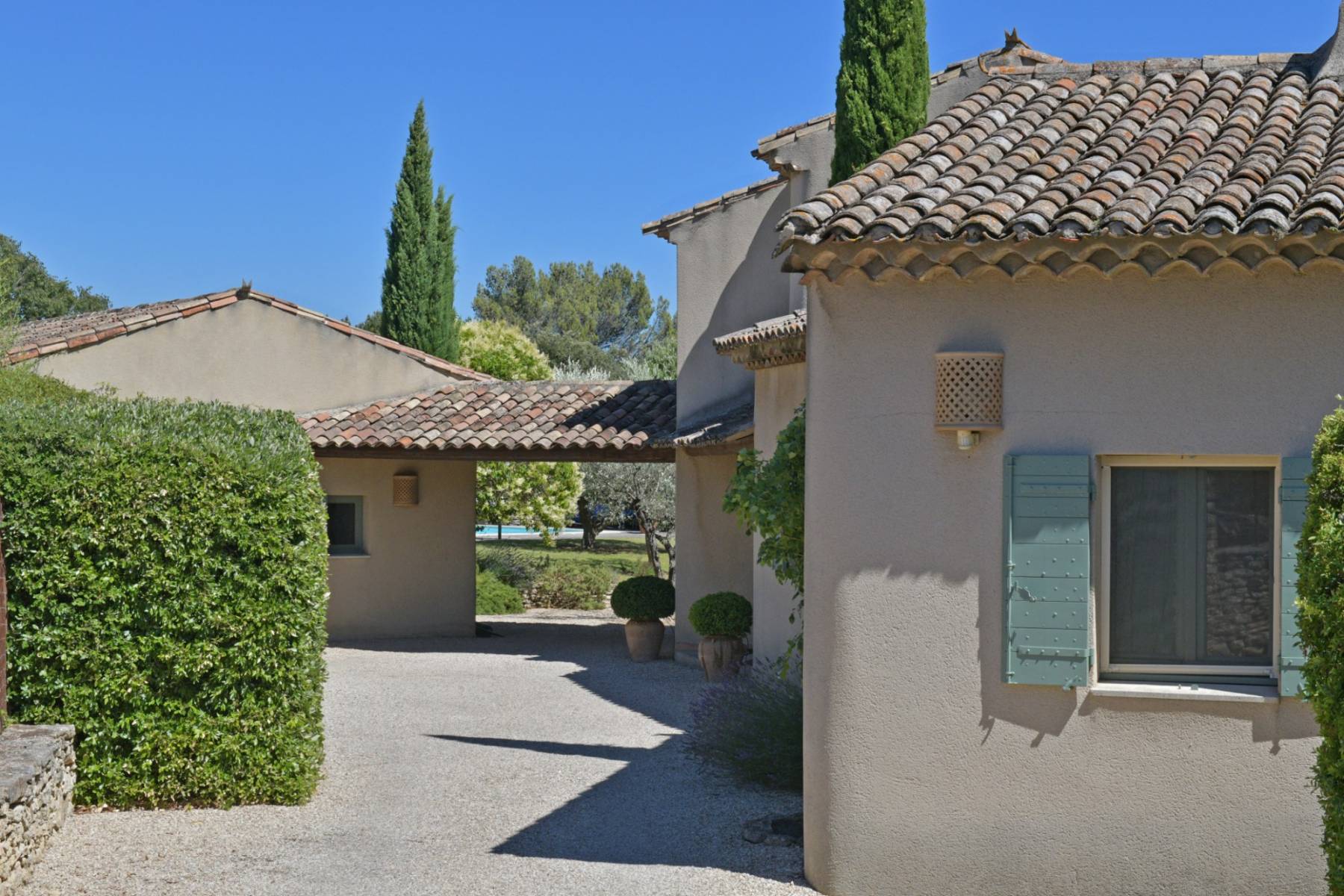 Cabrières d'Avignon : propriété de village avec dépendances et piscine.   