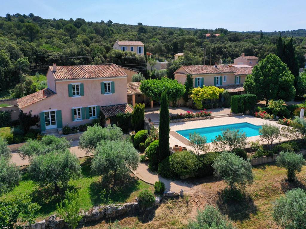 PROPRIETE EN POSITION DOMINANTE DE 290 m² AVEC JARDIN ET PISCINE    