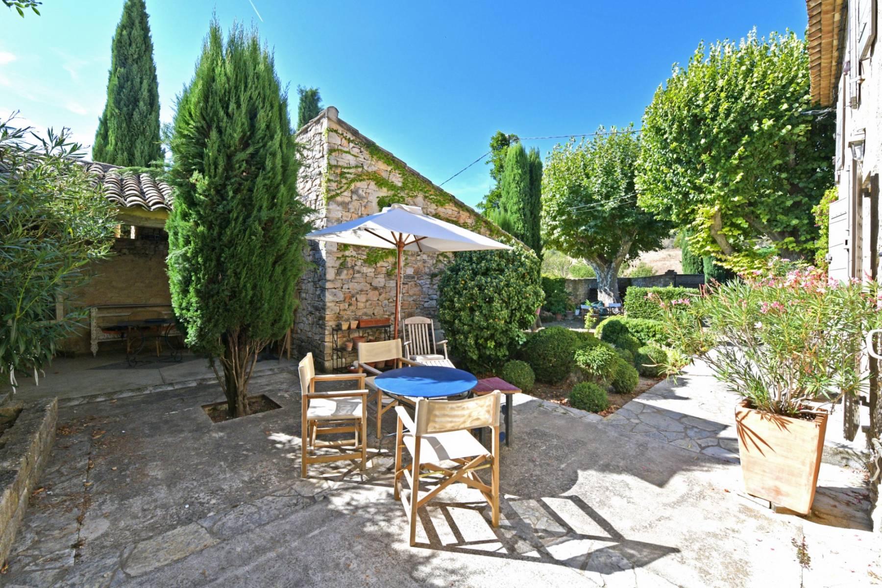 Cour dans propriété en Provence à vendre chez Rosier