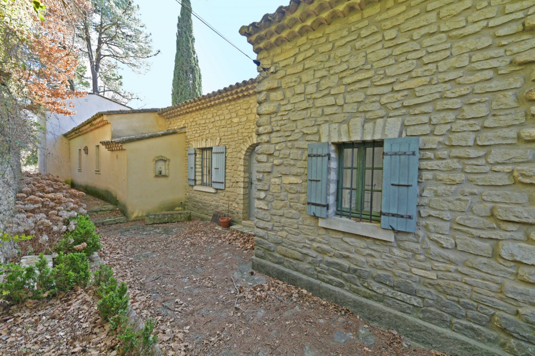 Ménerbes : propriété de village avec piscine, dépendances et vue.   