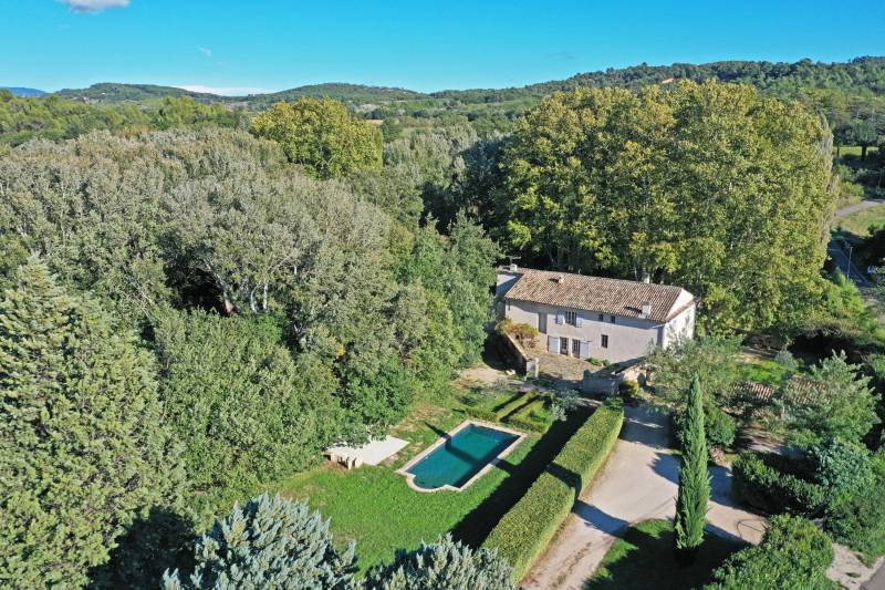 Bastide Provençale avec piscine dans le Luberon