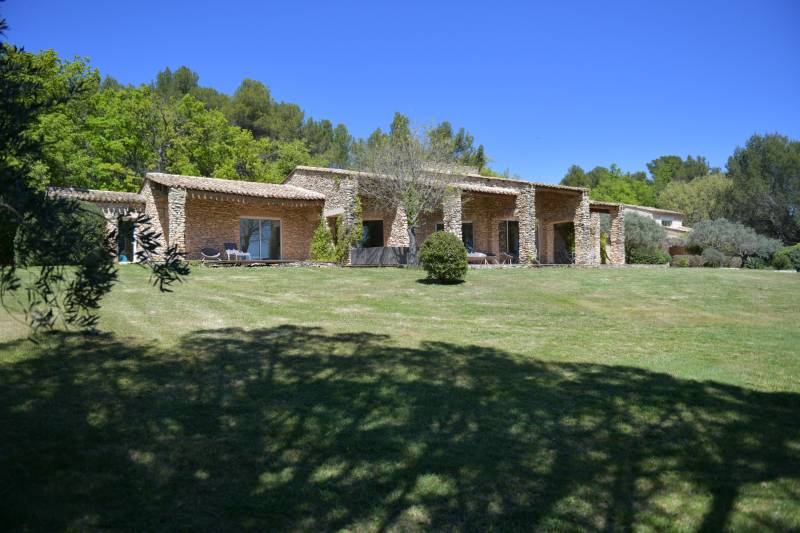 maison contemporaine en pierres avec piscine en provence
