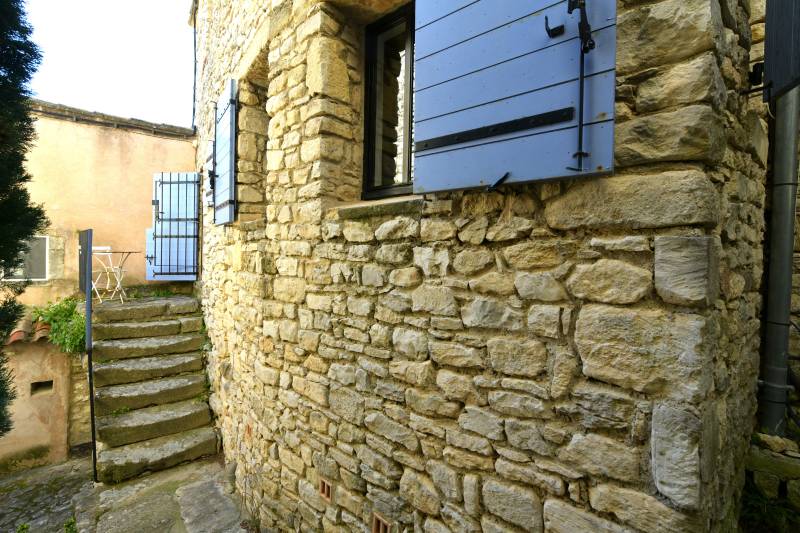 Joucas, maison de village avec vues.