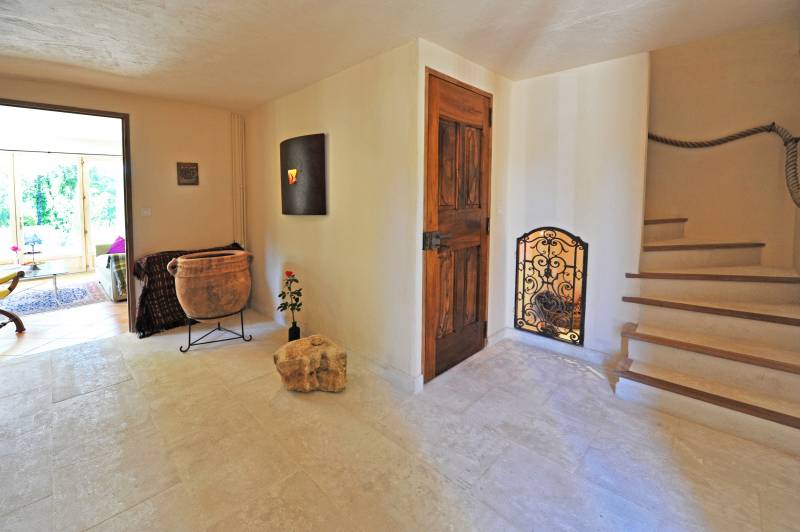 Murs: maison en pierres avec piscine et jardin paysagé dans la campagne, à quelques km de Gordes.