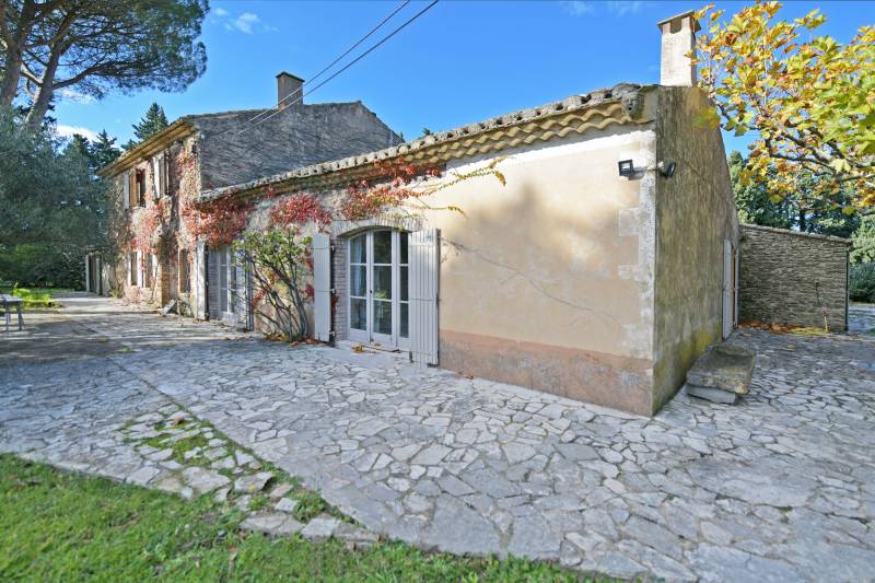 Belle propriété familiale composée d’un mas de charme rénové, avec piscine et dépendances, idéalement située au pied du Luberon.