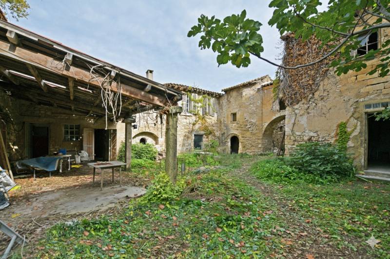 Hameau privé historique à rénover en Luberon