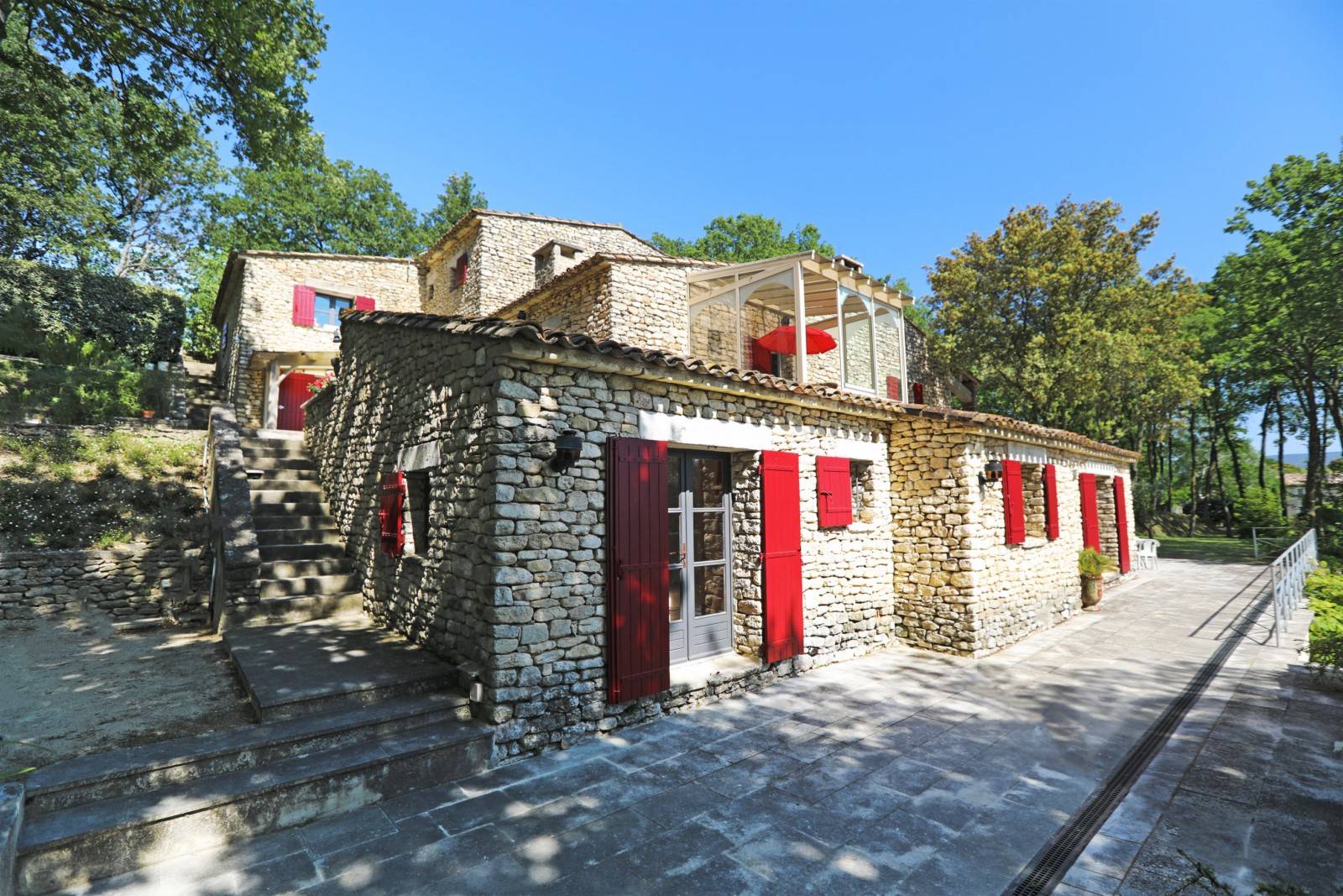 en campagne de Gordes, Mas en pierres sur terrain avec vues exceptionnelles   