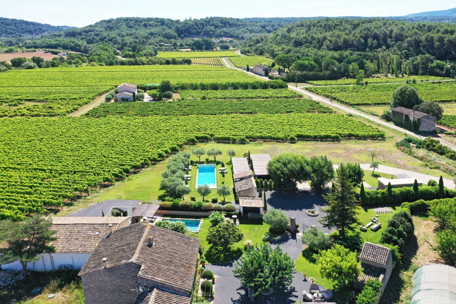 Ménerbes, propriété d'exception avec deux piscines   