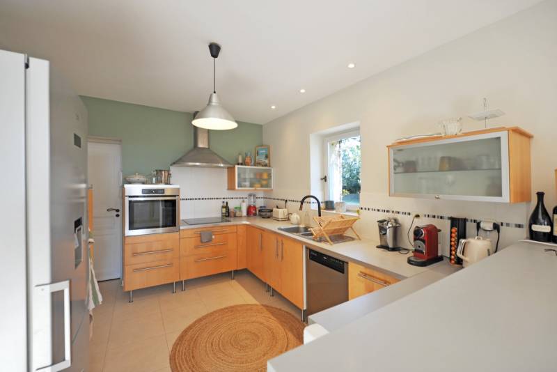 Sur les hauteurs de Gordes, à vendre, propriété de 8 500 m² avec deux maisons indépendantes et piscine.