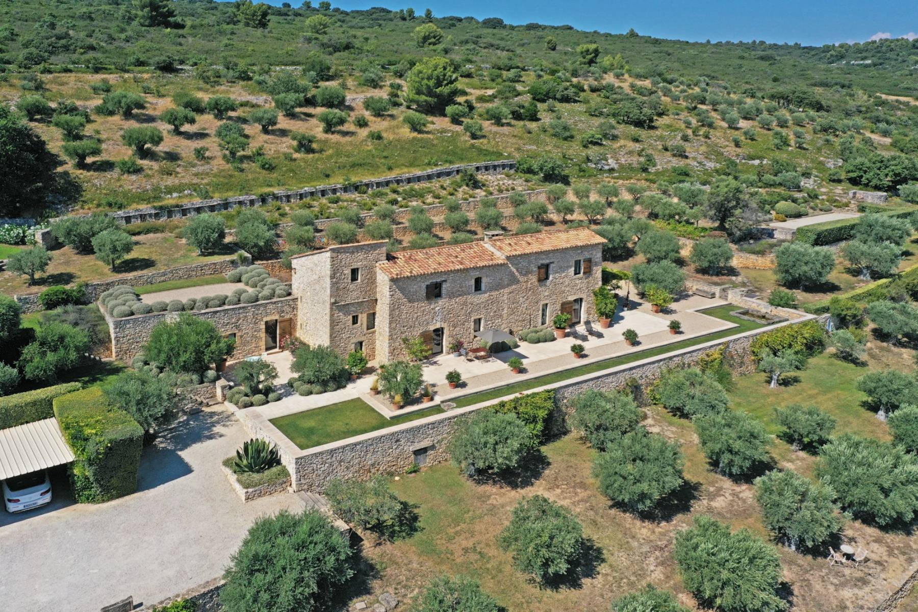 Ferme fortifiée rénovée à Gordes dans le Luberon