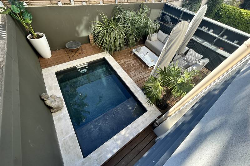 A Saint Rémy de Provence, dans le centre du village, superbe loft  atypique de 150 m² avec cour et piscine.
