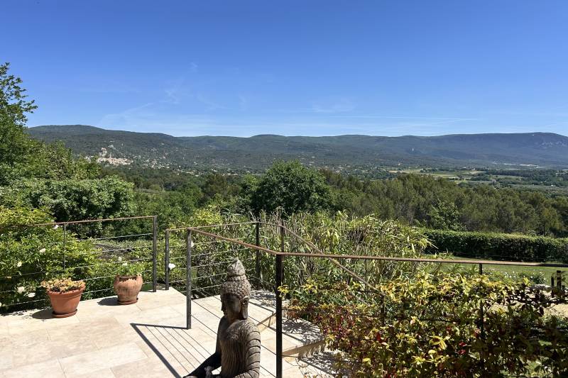 À Saint-Saturnin-lès-Apt, élégante propriété avec vue panoramique sur le Luberon, au cœur d’un parc paysager de 5 620 m² avec piscine.