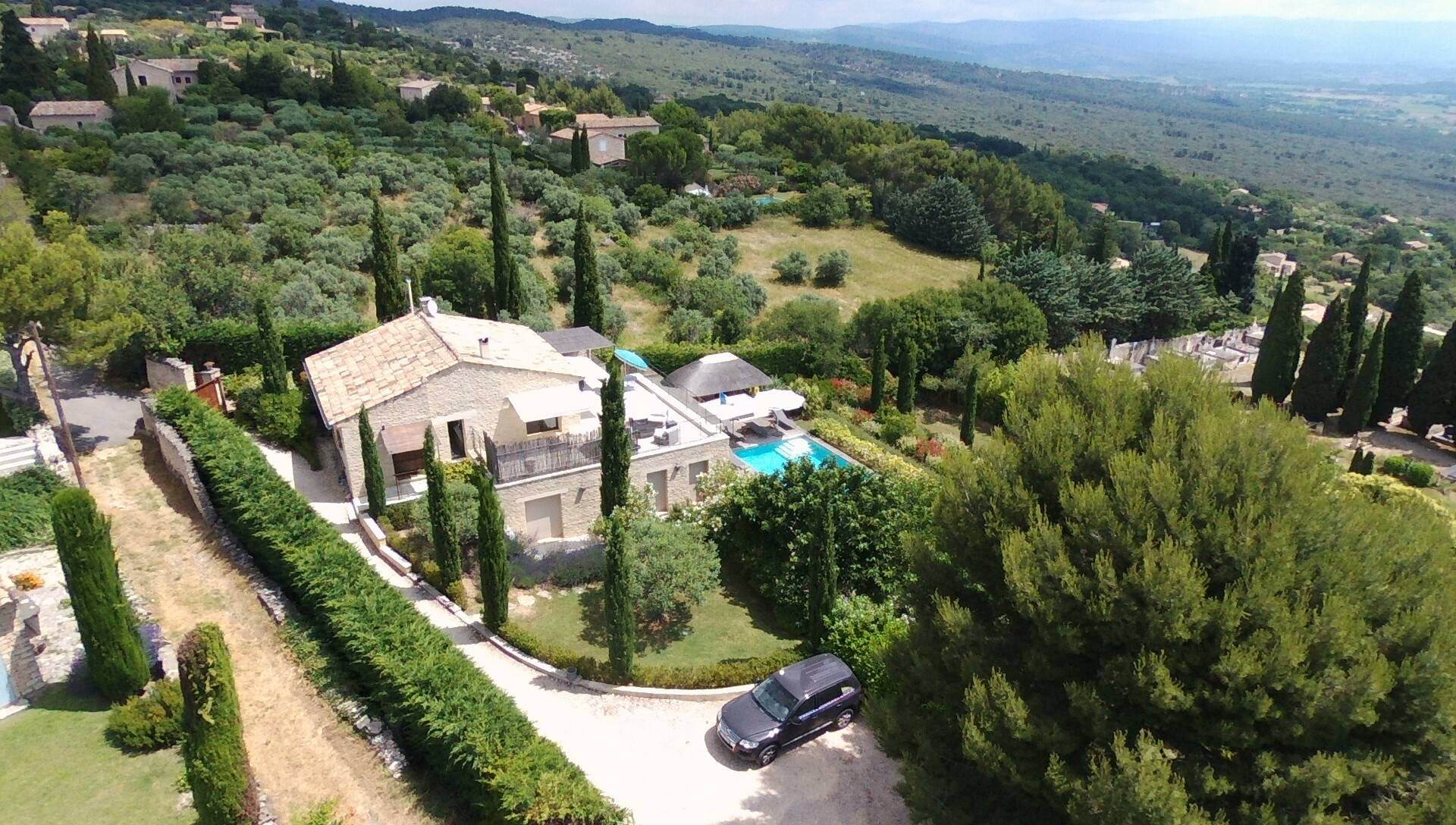 à Gordes, maison contemporaine avec vue   