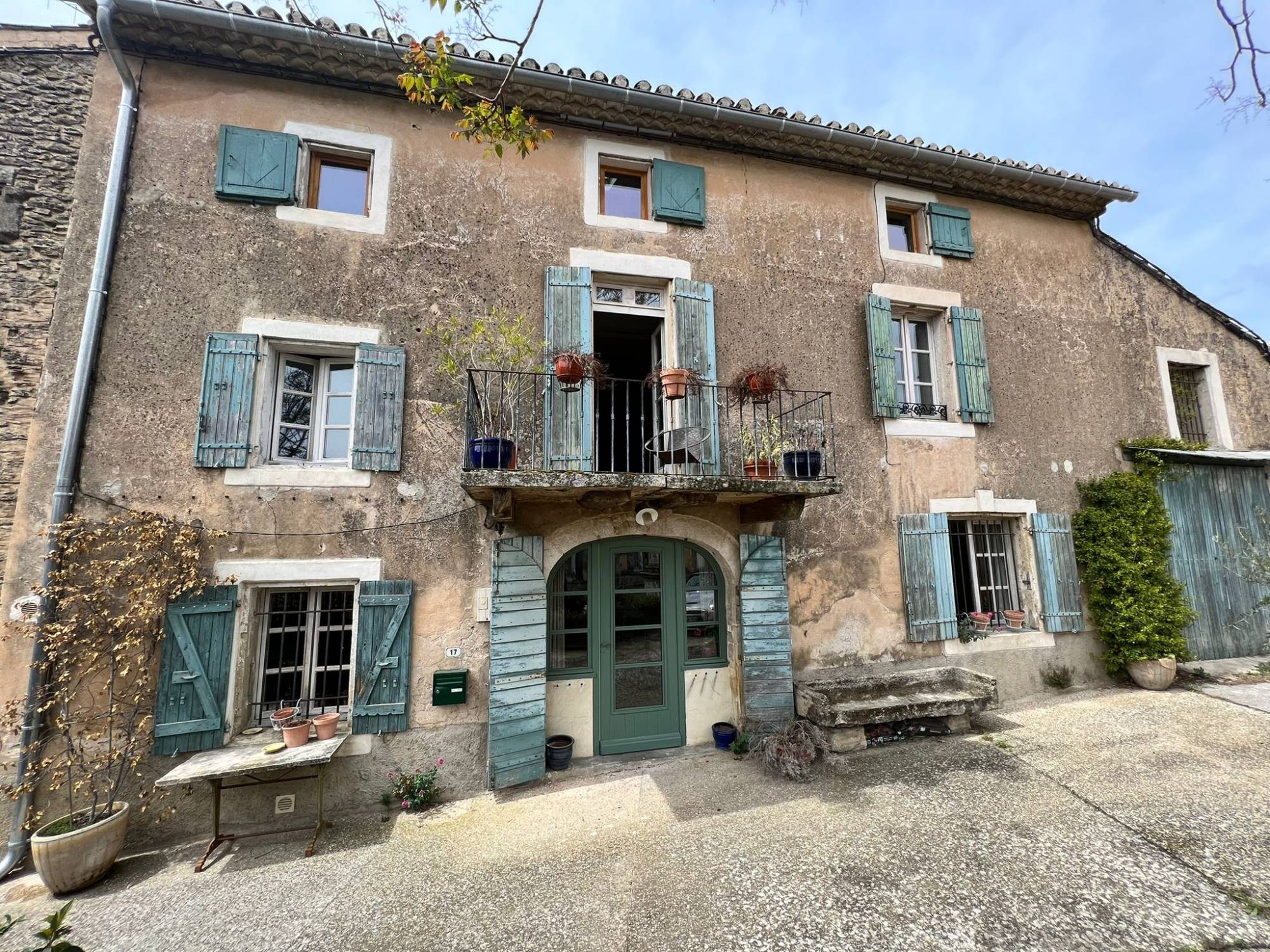 au coeur de Cabrières-d'Avignon, très belle maison de village entièrement rénovée    