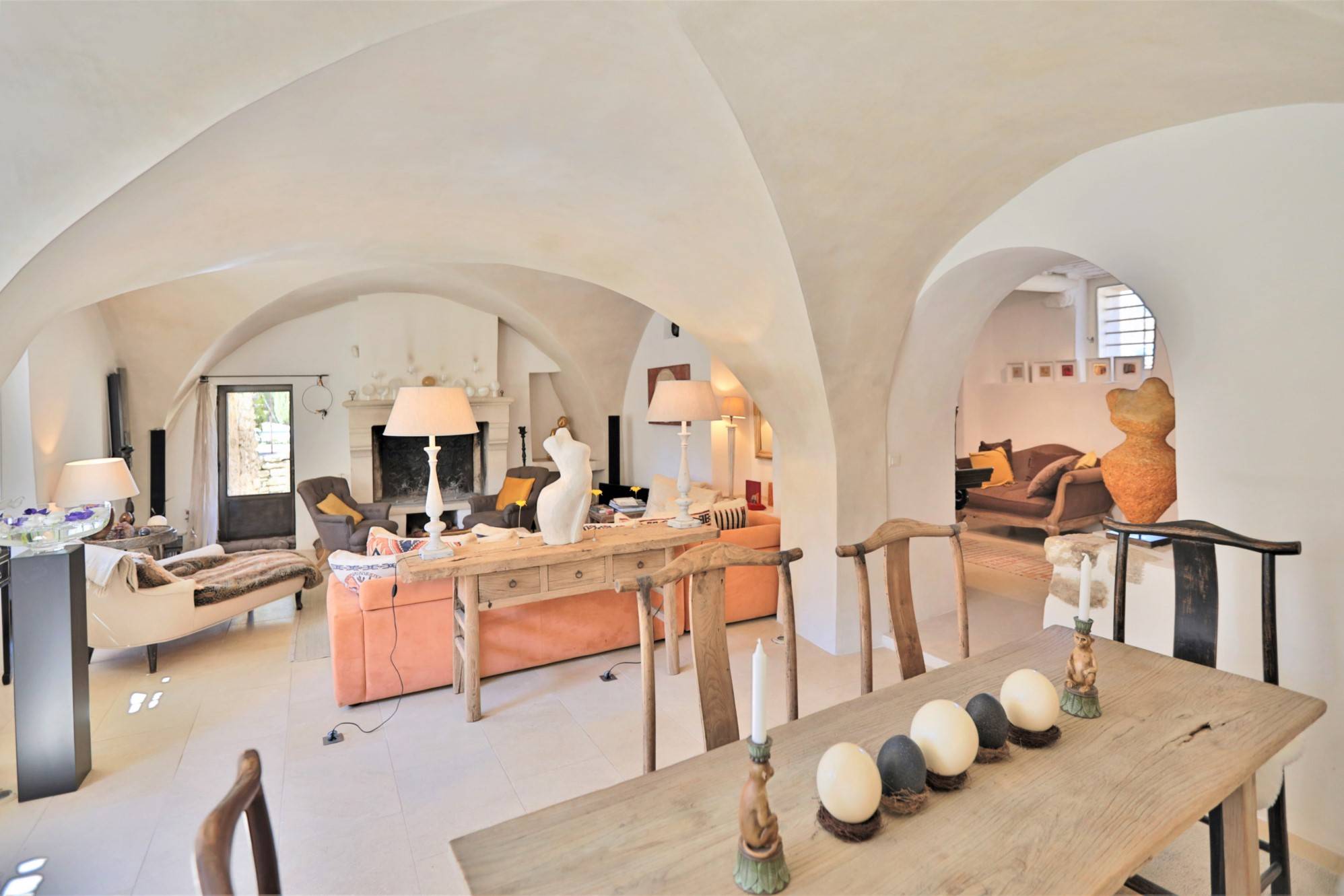 à Cabrières d'Avignon, élégante propriété de village avec piscine   