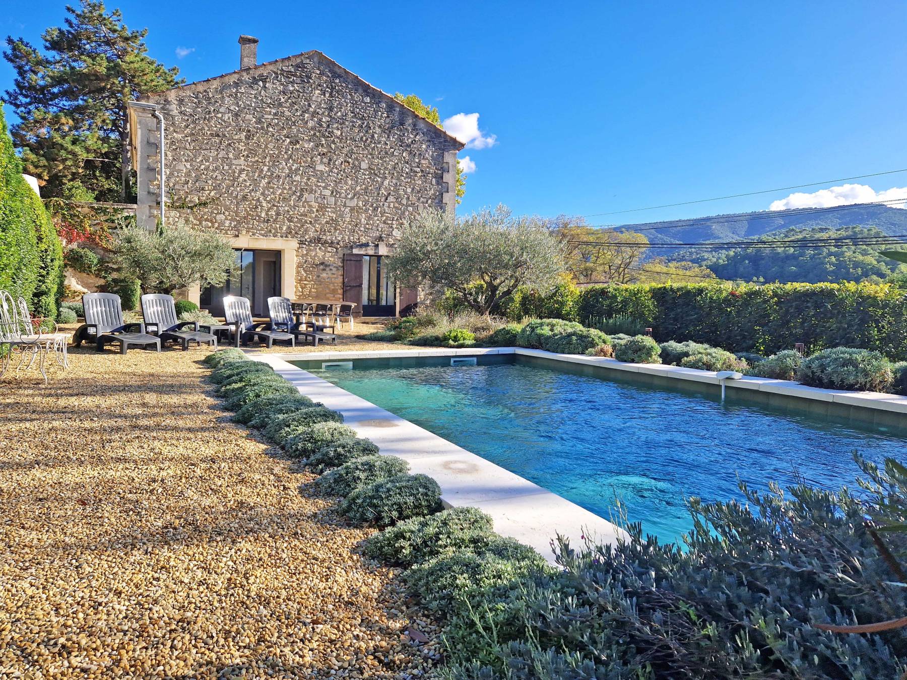 TRES BELLE MAISON DE VILLAGE DES ANNEES 30 AVEC JARDINS, PISCINE ET VUE   
