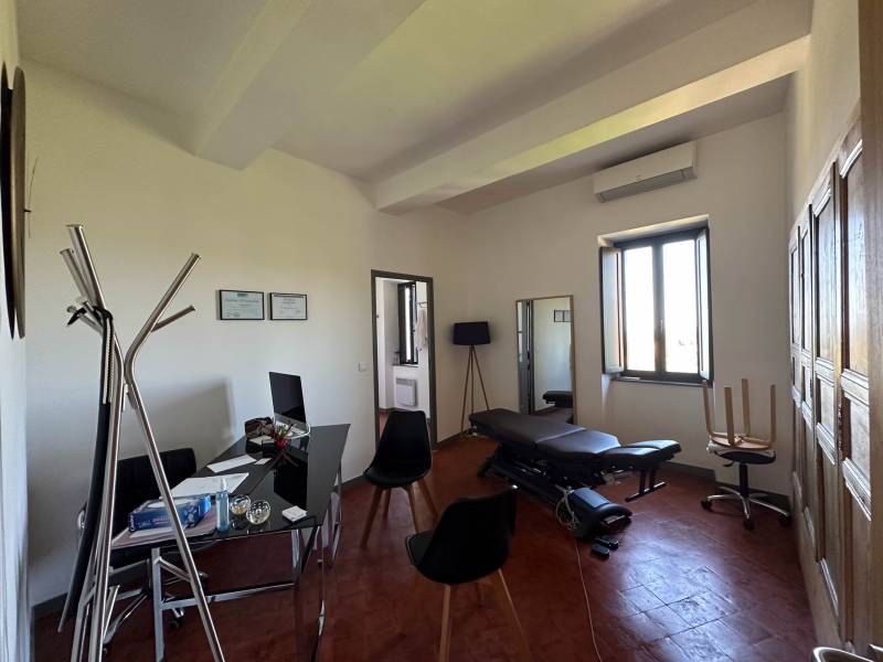 Gordes : immeuble de rapport au centre du village face au château sur 5 niveaux avec vues