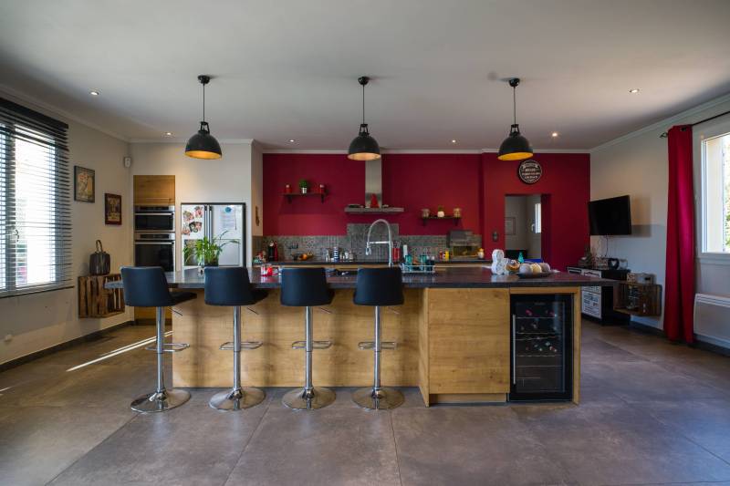 A la vente à Roussillon, au cœur du Luberon, villa contemporaine avec piscine et très belle vue.