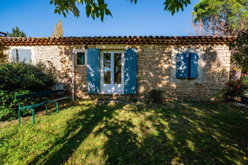 Propriété en pierre à vendre avec dépendances sur plus de 2 hectares près de Gordes