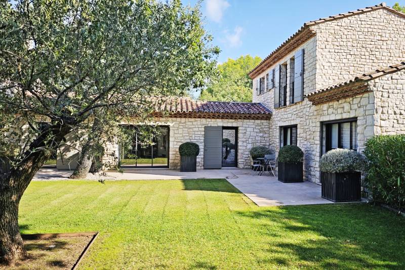 Superbe propriété actuelle en pierres sur un domaine privé de 15 hectares