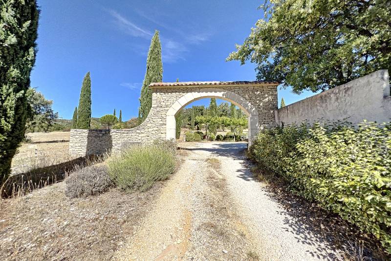 Proche de Gordes, charmante propriété en position dominante composée de 2 habitations et d'un gite sur 2 ha avec piscine et vue Luberon.