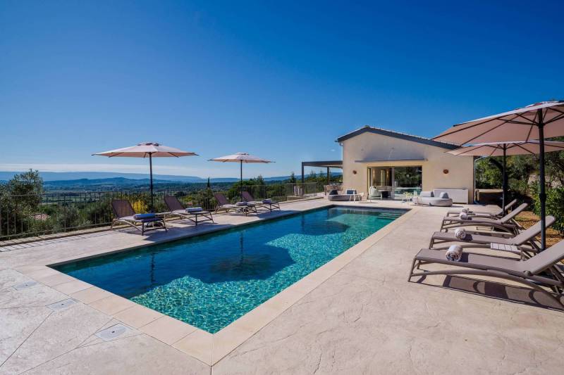 Spectaculaire villa contemporaine en pierres avec piscine, en position dominante face à la vallée à vendre proche de Saint-Saturnin-les-Apt.