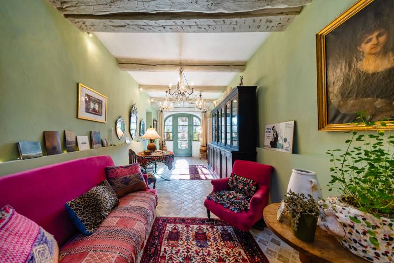 Au cœur de Cabrières-d’Avignon, à vendre, élégante maison de maître rénovée d’environ 300 m² avec de beaux volumes et des matériaux anciens préservés.