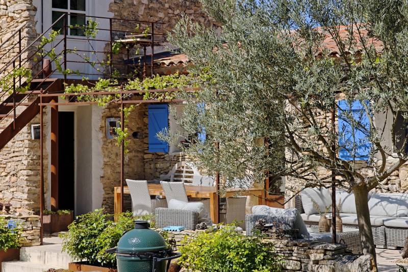 A la vente à Saignon, authentique bergerie restaurée, en pierres, avec piscine et superbe vue sur le Luberon.