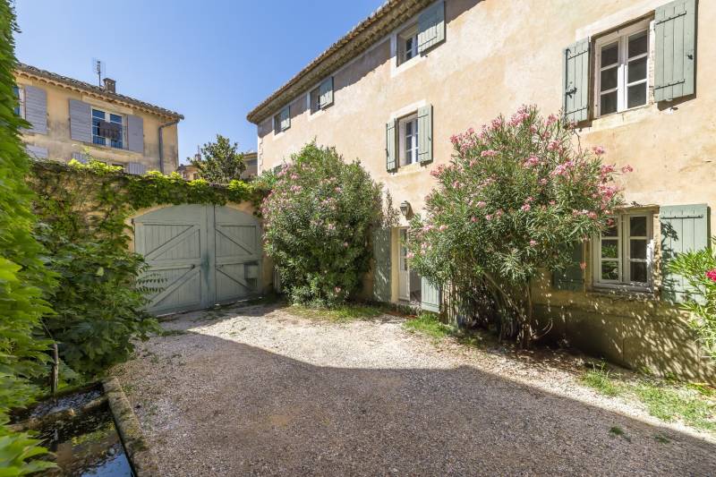 Au pied de Gordes, Mas rénové de 350 m² au pied de Gordes, alliant charme provençal et prestations haut de gamme.