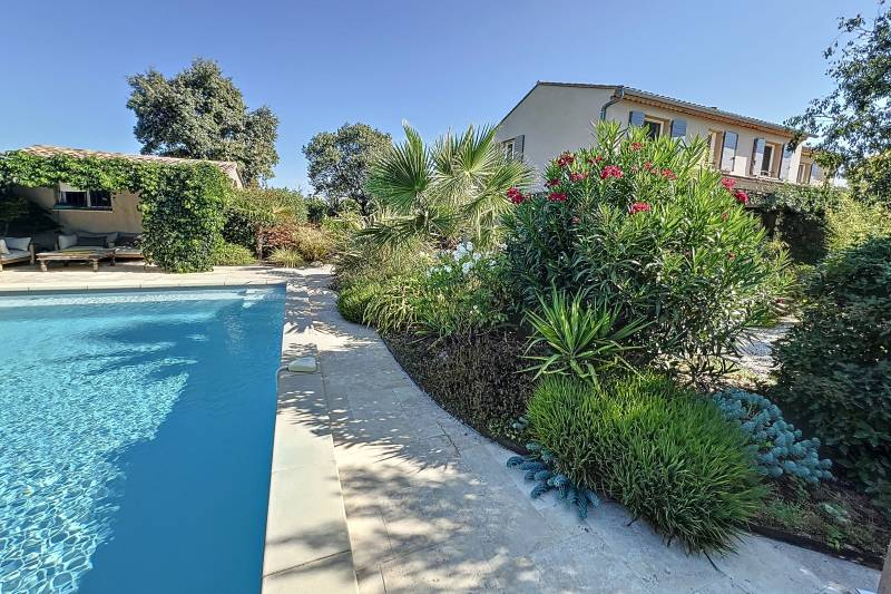 A Cavaillon, quartier St Jacques, à la vente, maison récente avec gîte indépendant dans jardin paysager avec piscine, au calme.