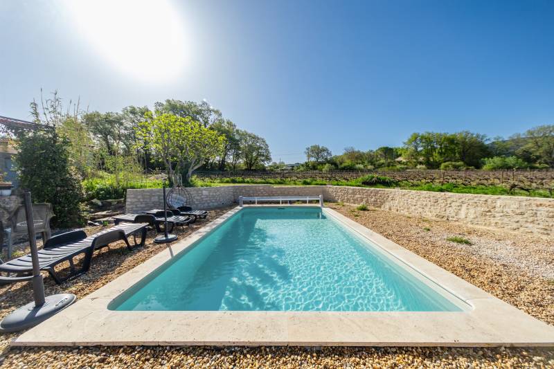 Propriété à fort potentiel au pied du village de Bonnieux sur 20 ha avec vues panoramiques sur les villages perchés.