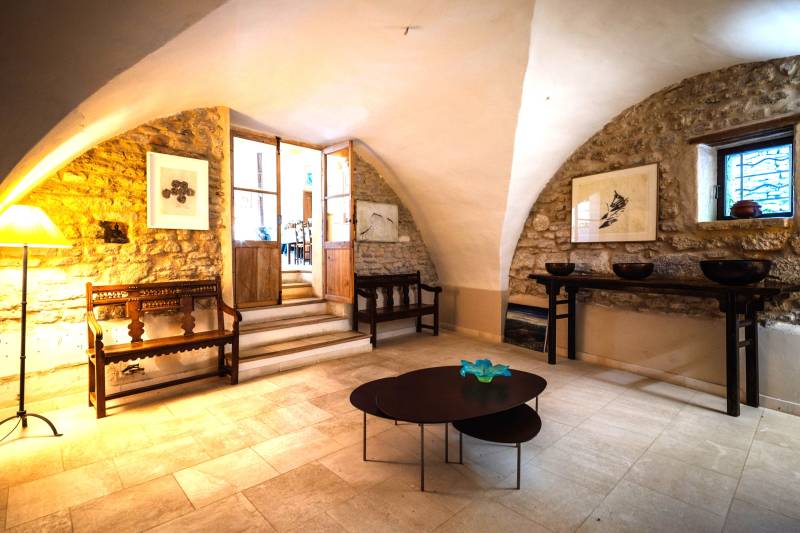 Dans le village de Cabrières-d'Avignon, maison de maître historique en pierre de taille avec piscine et jardin près du château.