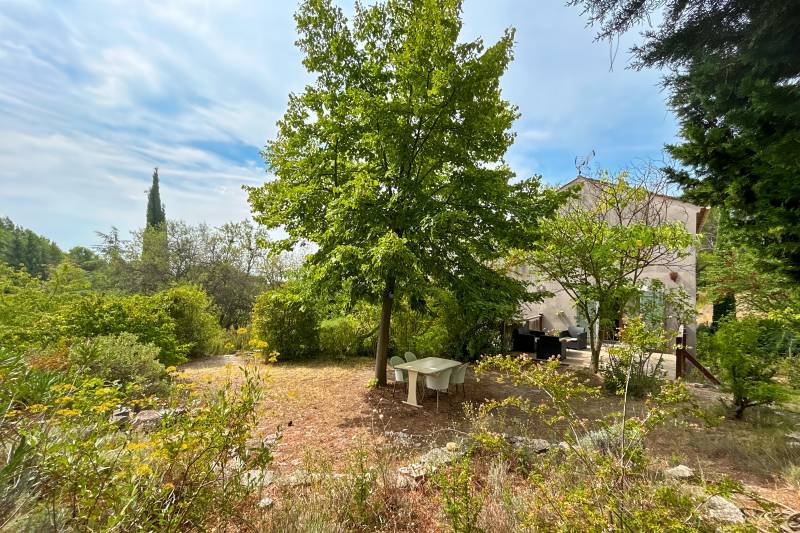 A L’Isle-sur-la-Sorgue, quartier Saint-Antoine, à vendre, maison ancienne rénovée sur 2500 m² avec gîte indépendant, piscine en copropriété et vues dégagées.