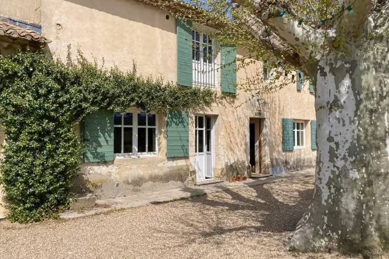 Entre Robion et Cavaillon, mas rénové au calme, comprenant 8 chambres dont une suite de 60 m² et deux gîtes indépendants, avec piscine et pool house.