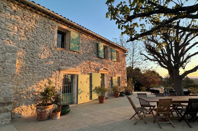 A La Bastide-des-Jourdans, propriété d’exception à vendre avec piscine sur près de 3,5 hectares bénéficiant d’une vue panoramique, dans le Luberon.
