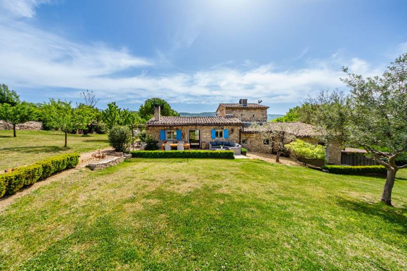 A la vente à Saignon, authentique bergerie restaurée, en pierres, avec piscine et superbe vue sur le Luberon.