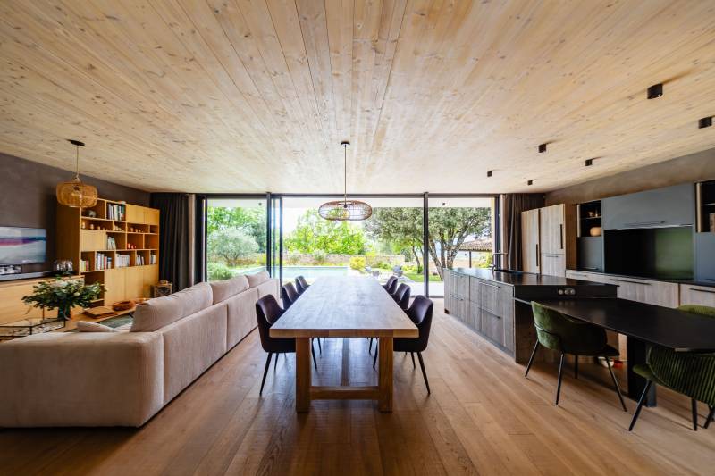 Propriété contemporaine au cœur du Luberon avec piscine, pool house et dépendance sur 2400 m², bénéficiant d'une vue exceptionnelle sur Lacoste.