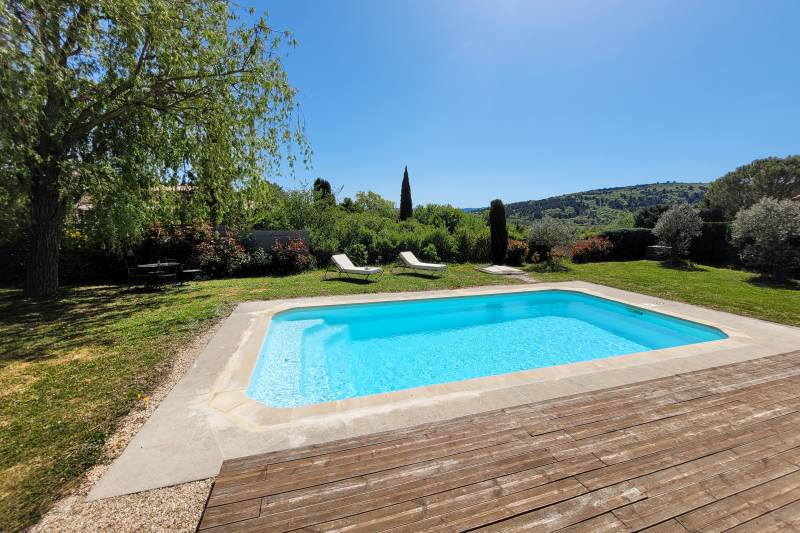 A Gordes, au bout d’une impasse discrète, charmante maison de plain-pied de 3 chambres et studio indépendant avec piscine et vue sur le Luberon.