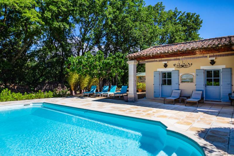 Gordes : Propriété avec piscine dans un écrin de nature préservée et vue sur le Luberon