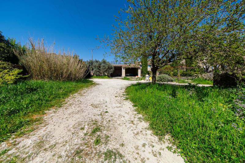 Projet de rénovation et construction sur un joli terrain boisé au centre du village de Cabrières d'Avignon.