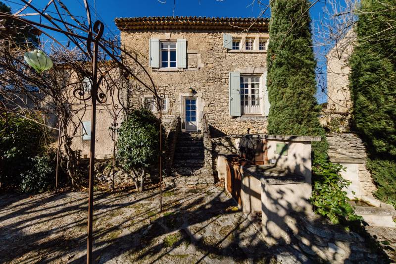 Exceptionnelle propriété avec appartement indépendant, piscine et dépendances sur terrain paysagé de 3500 m² avec vues dégagées.