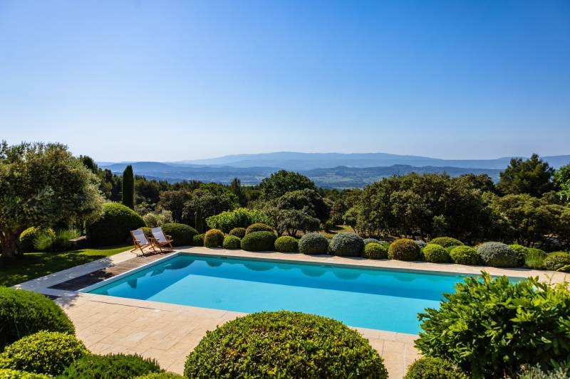 En exclusivité - Elégante propriété d'agrément en pierre de 248 m² offrant une vue panoramique exceptionnelle sur le Luberon proche de Gordes.