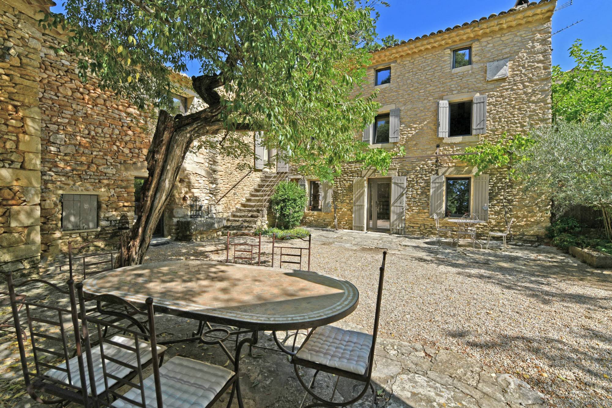 Gordes : maison du XIXème en pierre avec gîtes et piscine   