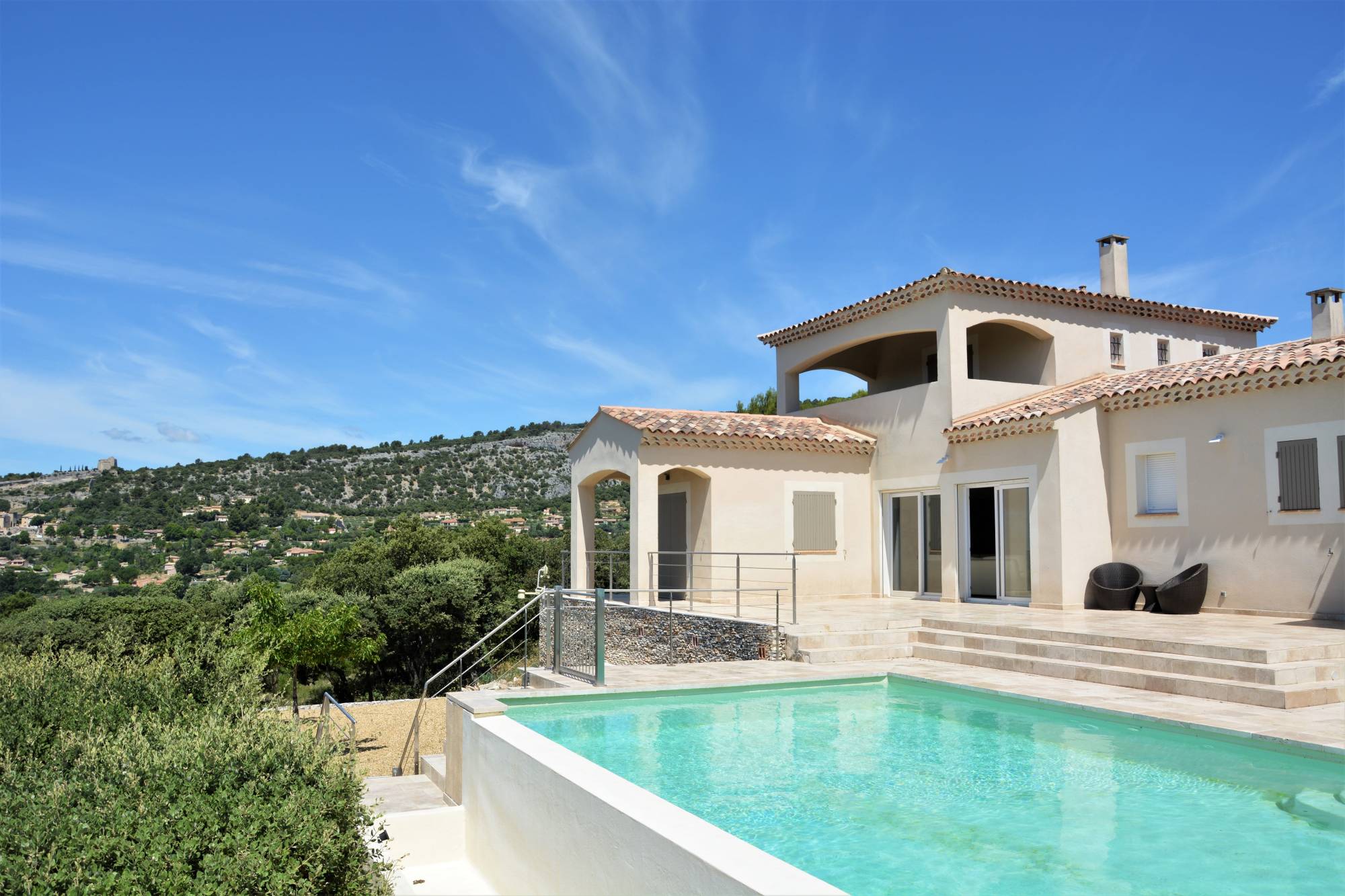 sur les hauteurs de St-Saturnin-lès-Apt, belle maison avec vues magnifiques   
