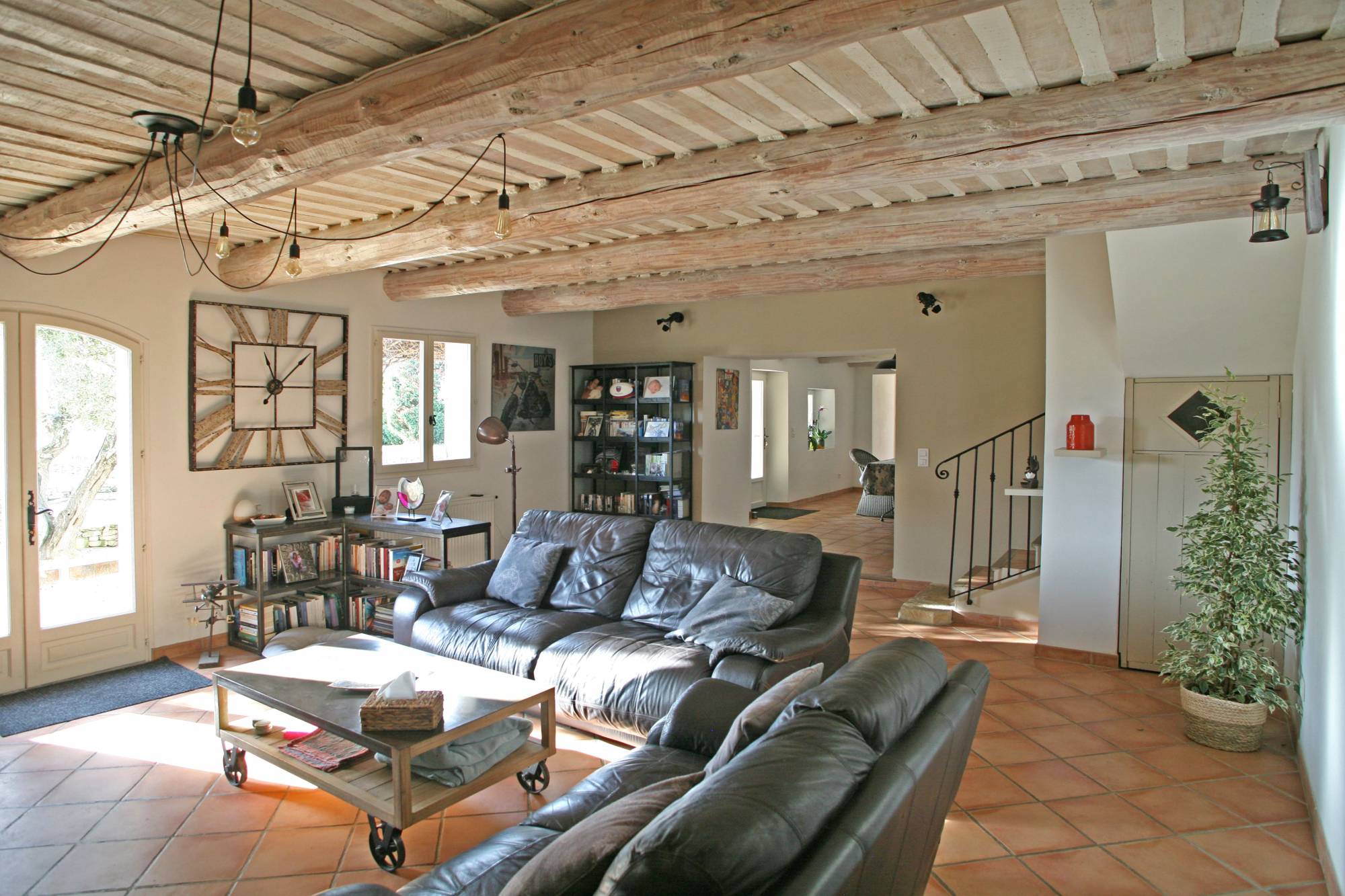 Maison traditionnelle avec piscine et annexes   