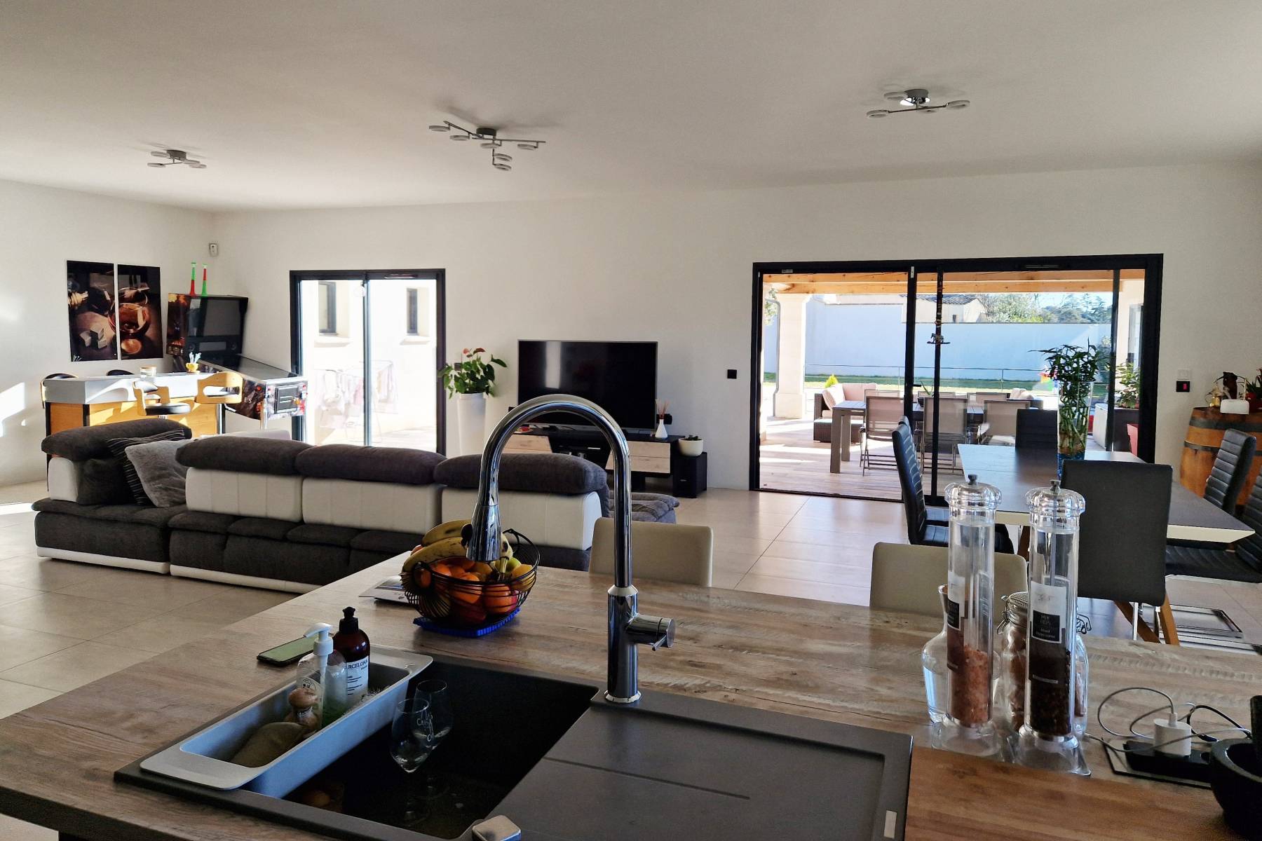 AU PIED DU LUBERON BELLE MAISON MODERNE AVEC SA PISCINE ET SON GARAGE   