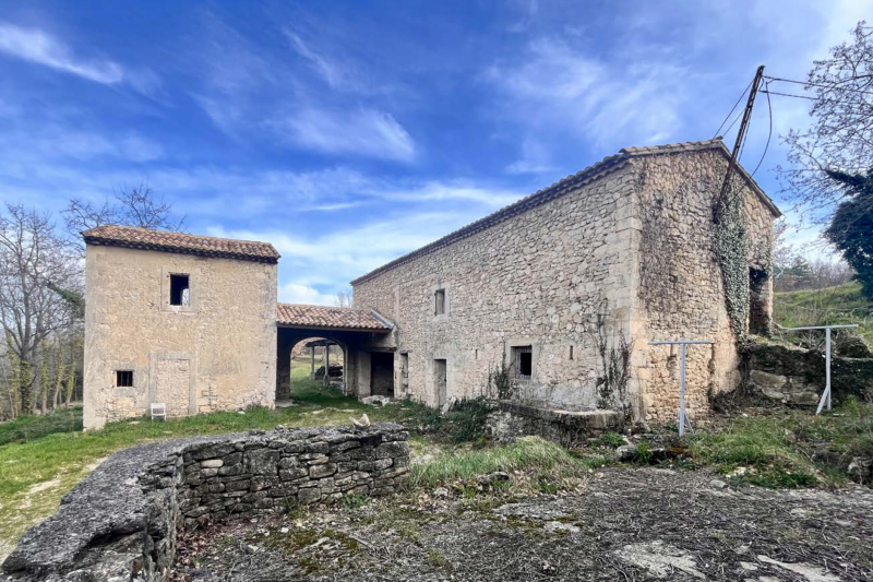 À proximité du village de Lacoste, à vendre, propriété ancienne à rénover entièrement, avec permis accordé pour une réhabilitation totale sur un terrain de plus de 7 ha.