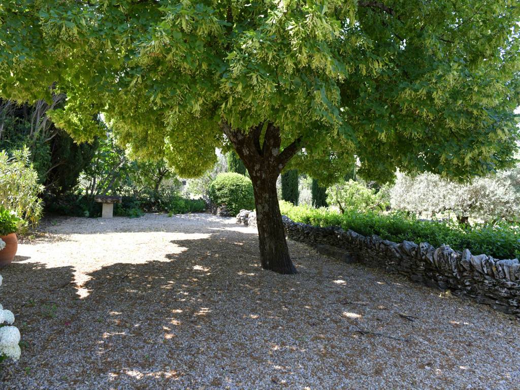 PROPRIETE EN POSITION DOMINANTE DE 290 m² AVEC JARDIN ET PISCINE    