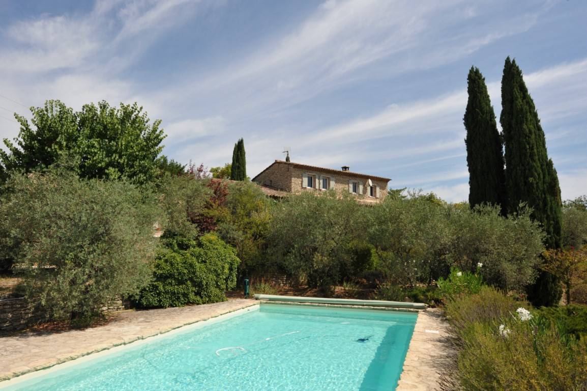 Gordes, maison en pierres avec vue superbe   