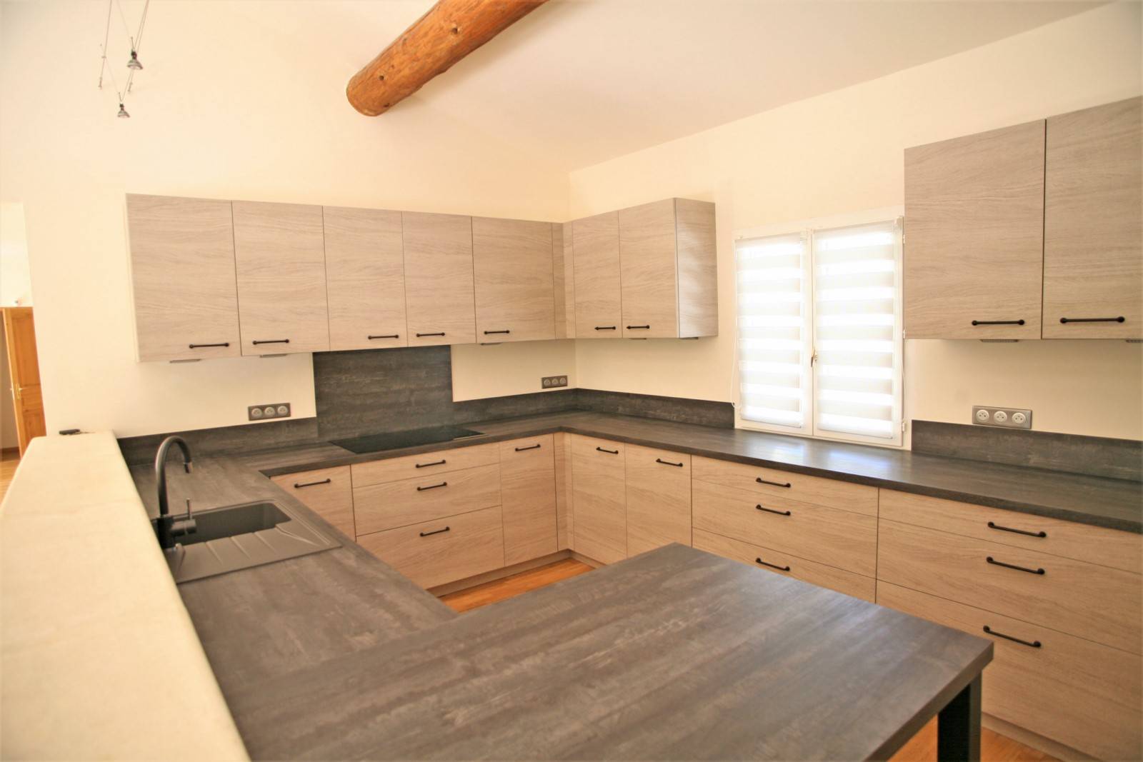 Roussillon : belle maison avec parc et piscine à deux pas du village   